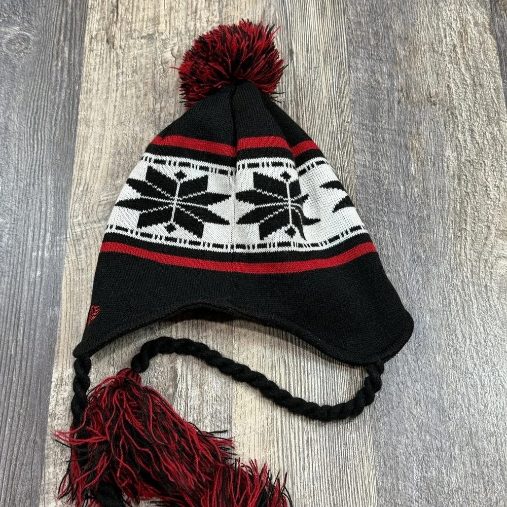 Chicago Bulls New Era‎ Winter Trapper Hat Knit Snowflake Pom Tassels Black Red
